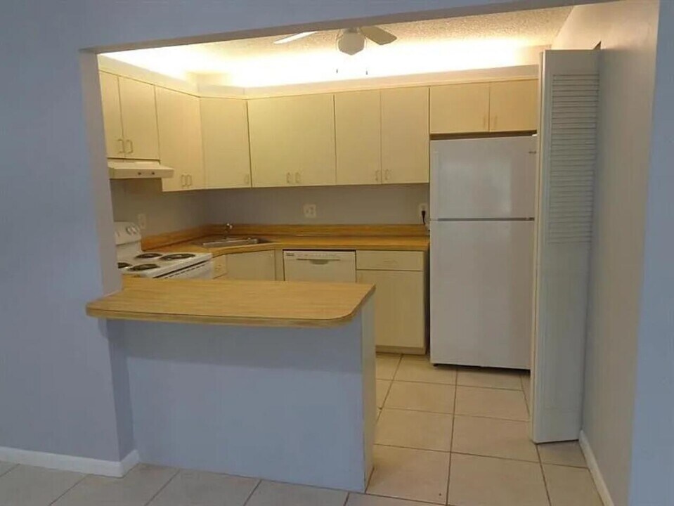3560 Pine Needle Dr in Greenacres, FL - Building Photo