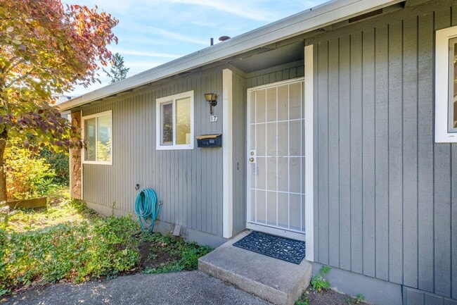 17 SE 62nd Ave in Portland, OR - Building Photo - Building Photo