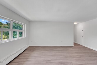 Huron Gardens Apartments in London, ON - Building Photo - Building Photo