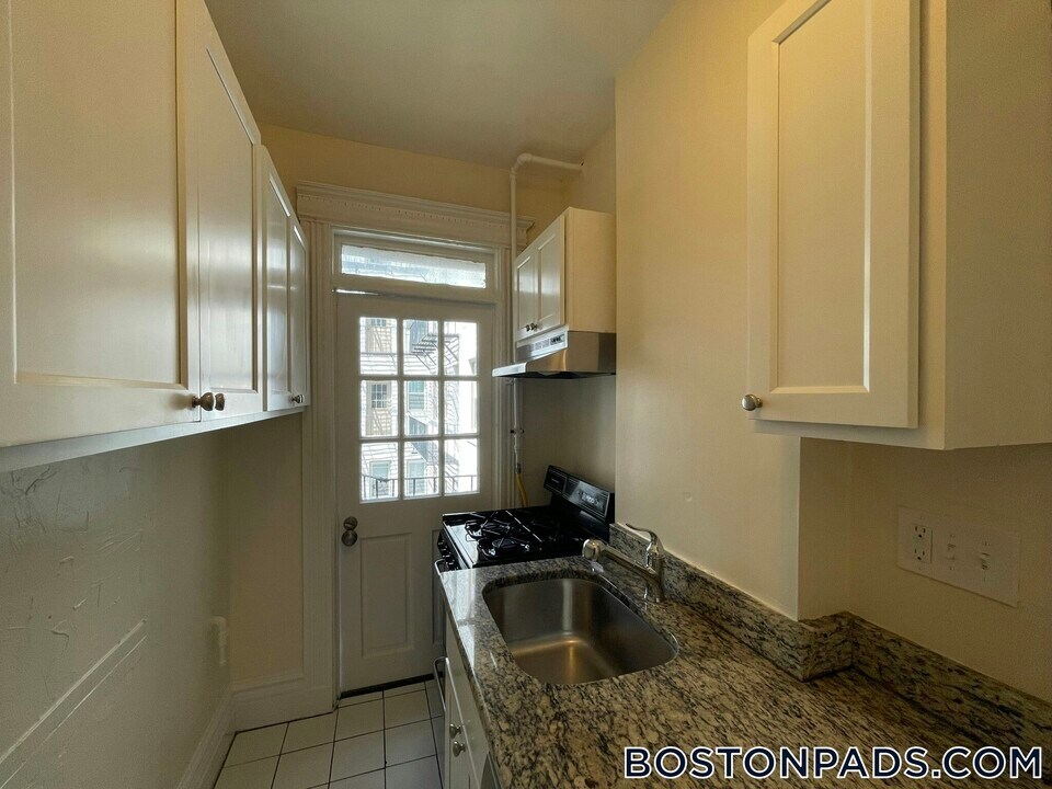 1111 Beacon St in Brookline, MA - Building Photo