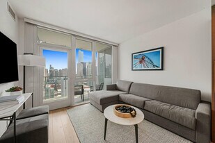 369 W Grand Ave in Chicago, IL - Building Photo