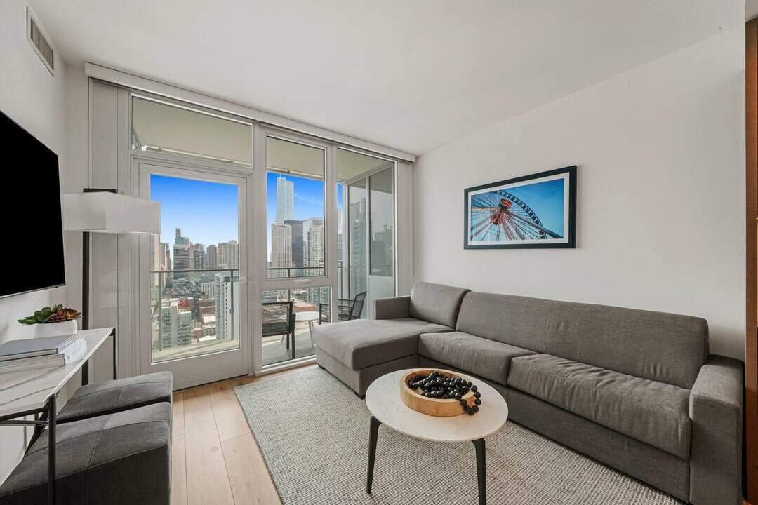 369 W Grand Ave in Chicago, IL - Building Photo