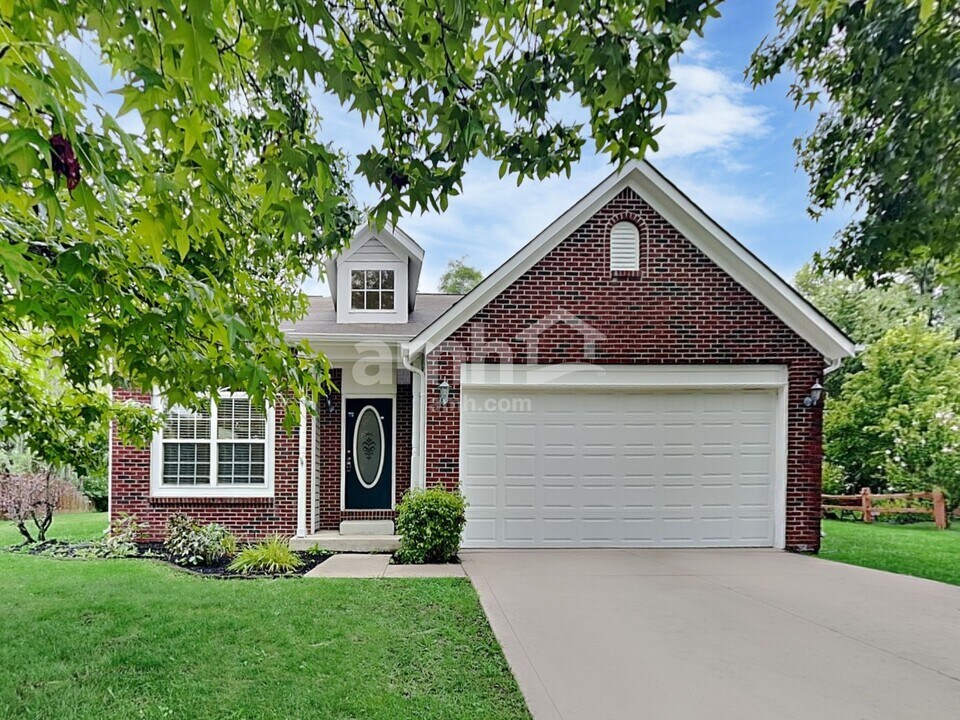 8016 Lawrence Woods Ct in Indianapolis, IN - Foto de edificio