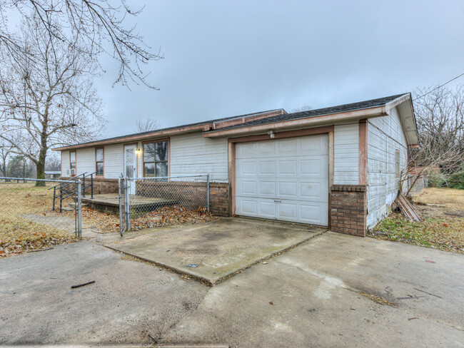 21395 Pioneer Cir in Harrah, OK - Building Photo - Building Photo