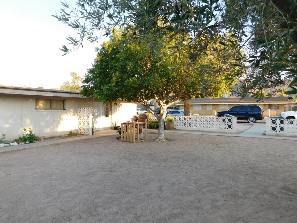 810 E Hazel Dr in Phoenix, AZ - Foto de edificio