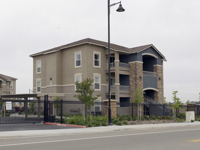 Whitney Ranch in Rocklin, CA - Foto de edificio - Building Photo