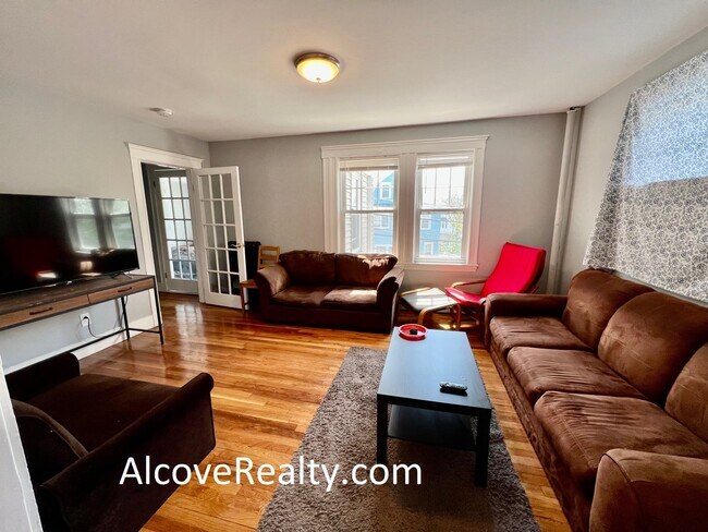 37 Sterling St, Unit 2 in Somerville, MA - Building Photo - Building Photo
