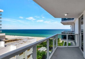 2401 Collins Ave, Unit 1411 in Miami Beach, FL - Building Photo