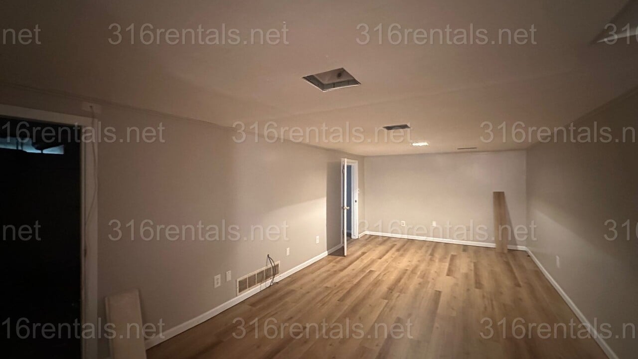 136 S Tracy St in Wichita, KS - Building Photo