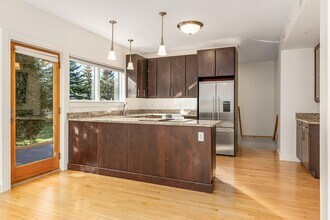 677 Dennett St in Portsmouth, NH - Building Photo - Building Photo