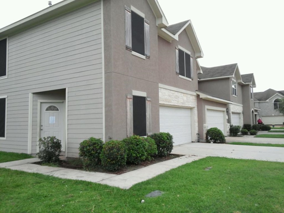 Silverglen Townhomes in Houston, TX - Building Photo