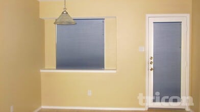 1377 Meadowbrook Ln in Crowley, TX - Foto de edificio - Building Photo