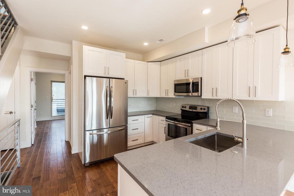 806 N Burns St, Unit 2 in Philadelphia, PA - Building Photo