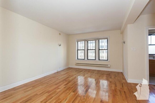 property at 1347 N Dearborn St