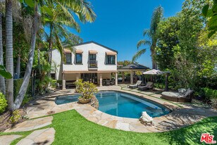 1357 Miller Dr in Los Angeles, CA - Building Photo