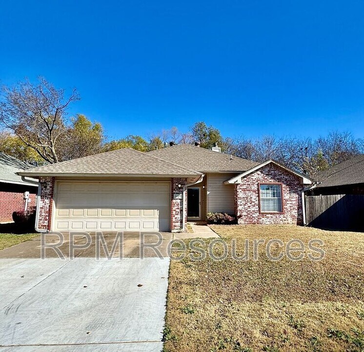 2129 Harbor Dr in Norman, OK - Building Photo