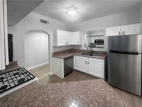 5525 W Flamingo Rd in Las Vegas, NV - Building Photo - Building Photo