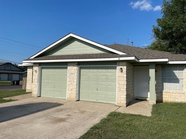 2201 Creekside Ln