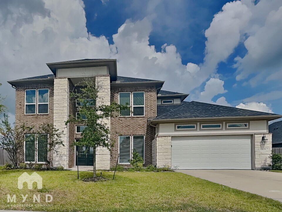 11823 Champion's Frst Dr in Mont Belvieu, TX - Building Photo