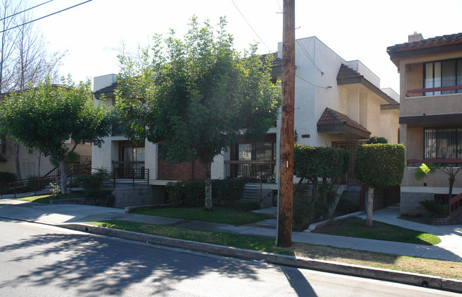 704 E Maple Ave in Glendale, CA - Foto de edificio - Building Photo