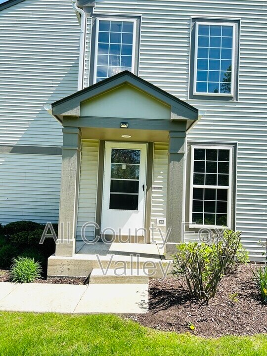 1158 Pennsbury Ln in Aurora, IL - Building Photo