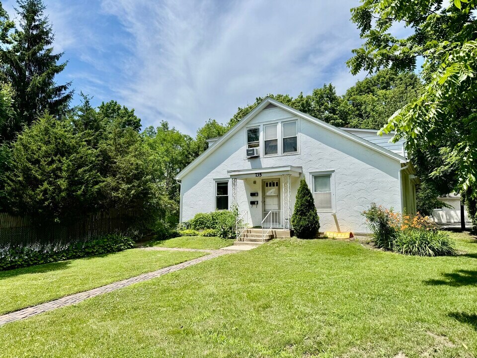 735 Deerfield Rd in Highland Park, IL - Building Photo