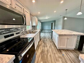 55744 Holiday Cir in Astor, FL - Building Photo - Building Photo