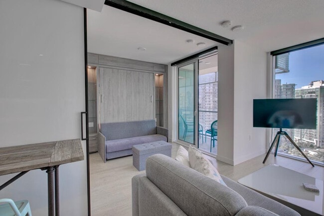 87 Nelson St. in Vancouver, BC - Building Photo - Building Photo