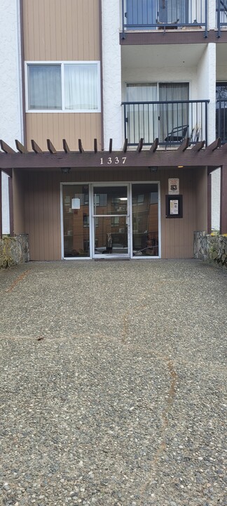 Nelson Lodge in Victoria, BC - Building Photo