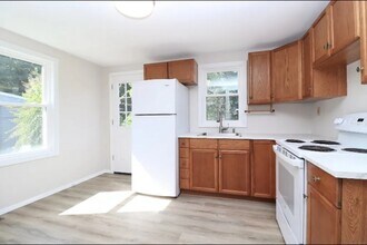 31 Kennedy Dr in Thomaston, CT - Building Photo - Building Photo