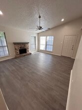 1220 S Rogers Rd in Irving, TX - Foto de edificio - Building Photo