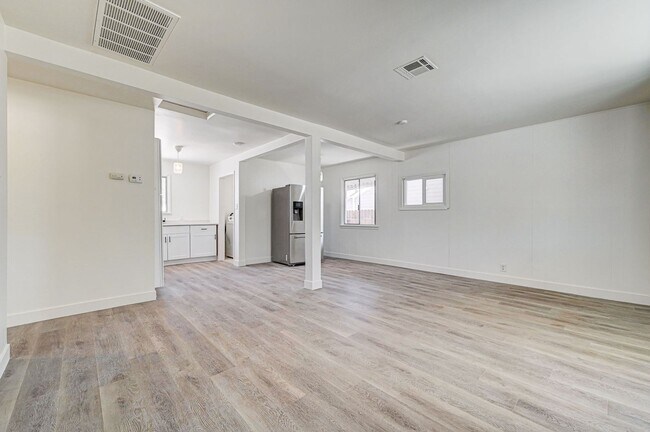 1405 E Bridger Ave in Las Vegas, NV - Building Photo - Building Photo