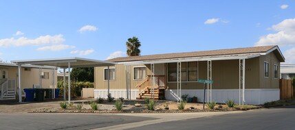 Voyagers Cove MHP in Ceres, CA - Foto de edificio - Building Photo