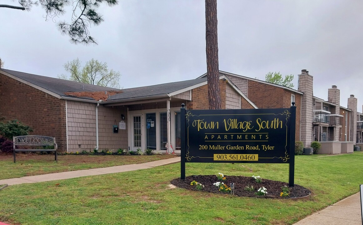 Town Village South Apartments in Tyler, TX - Building Photo