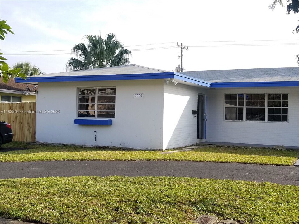 7220 NW 16th St in Plantation, FL - Foto de edificio