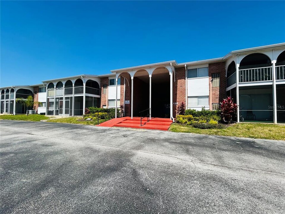 777 W Lancaster Rd in Orlando, FL - Building Photo