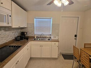 5712 Hollywood Blvd, Unit 2 in Hollywood, FL - Foto de edificio - Building Photo