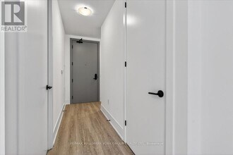 2075 King Rd in King City, ON - Building Photo - Building Photo