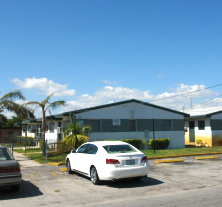 725-809 NW 7th Ave in Hallandale Beach, FL - Building Photo