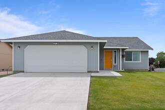 318 N Saratoga Wy in Moses Lake, WA - Foto de edificio - Building Photo