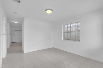 3572 SW 25th St in Miami, FL - Building Photo - Building Photo