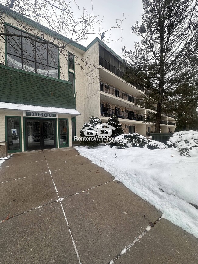 10401 Cedar Lk Rd S, Unit Unit 505 in Minnetonka, MN - Foto de edificio - Building Photo