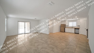 7936 S Golden Bell Dr in Tucson, AZ - Foto de edificio - Building Photo