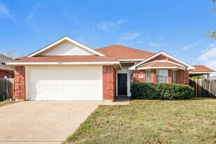 900 Springfield Dr in Cedar Hill, TX - Building Photo