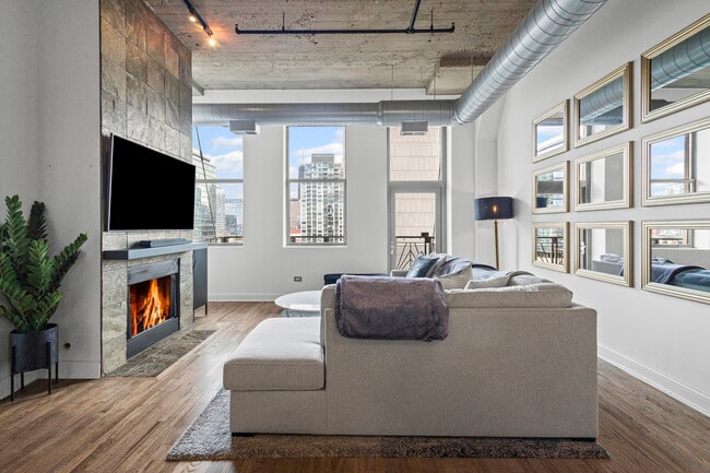 758 N Larrabee St in Chicago, IL - Foto de edificio - Building Photo