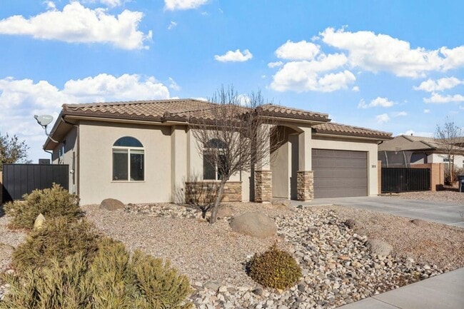 5936 Desert Crest Dr in Saint George, UT - Building Photo - Building Photo