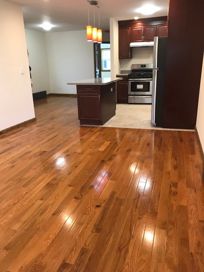 405 W 263rd St, Unit 2nd floor in Bronx, NY - Building Photo - Building Photo