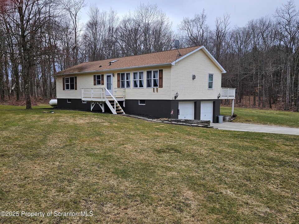 1121 Washburn Rd in New Milford, PA - Building Photo
