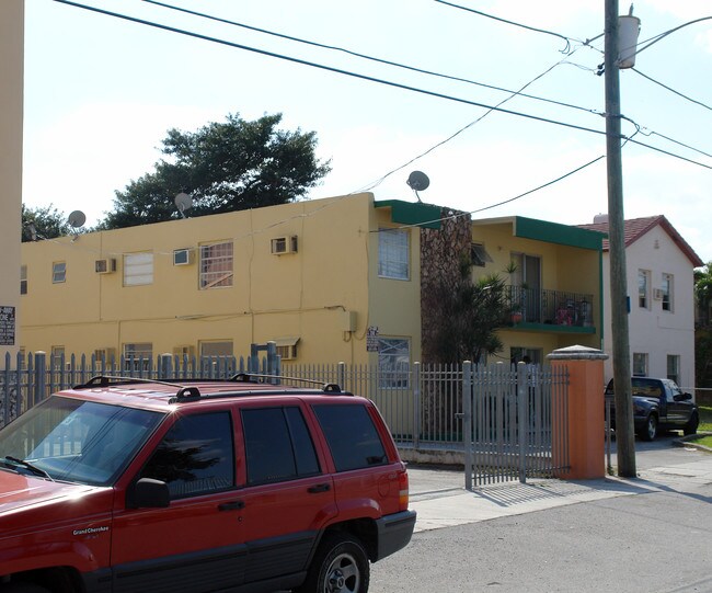 1638 NW 4th St in Miami, FL - Building Photo - Building Photo