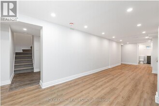 10 Holman Crescent in Aurora, ON - Building Photo - Building Photo